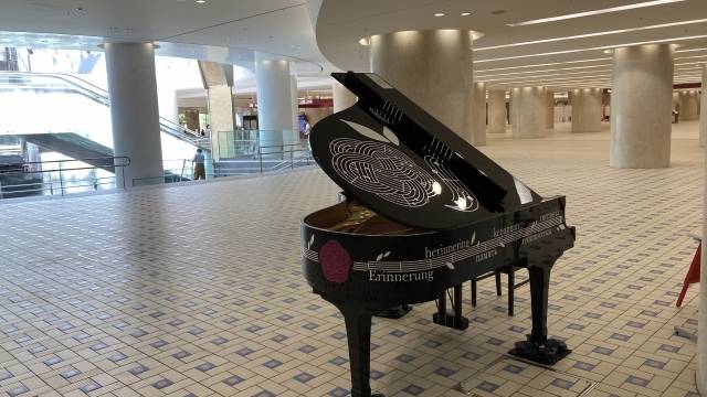 【ストリートピアノ】三宮・花時計前駅のピアノには何がデザインされているでしょう？