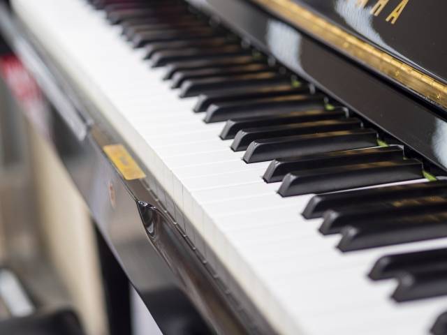 【ストリートピアノ】駒ヶ林駅のピアノが置いてある通路の先にある階段を上ると何があるでしょう？　ヒント：駅に広告があります