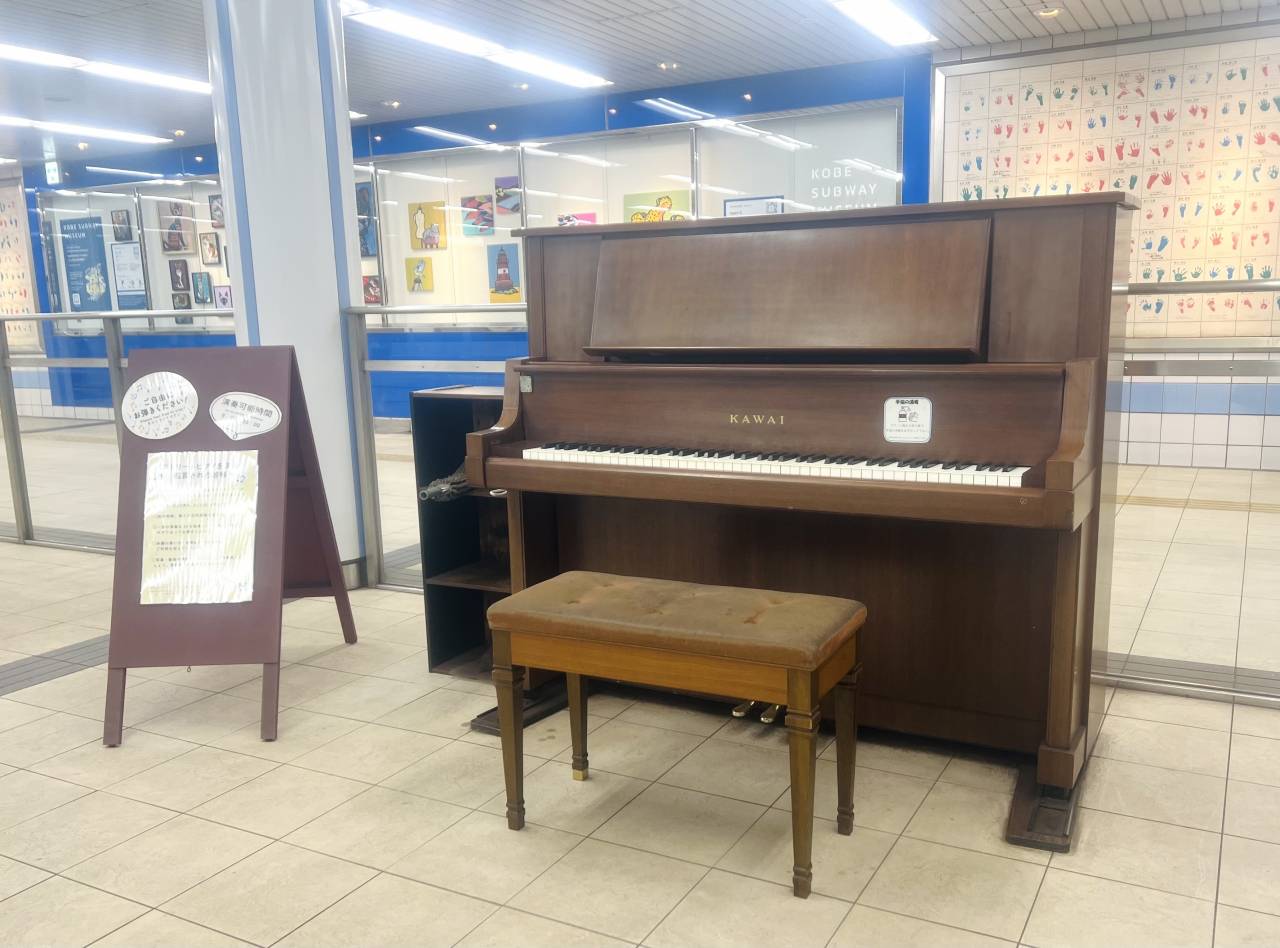 【ストリートピアノ】中央市場前駅のピアノの色は？
