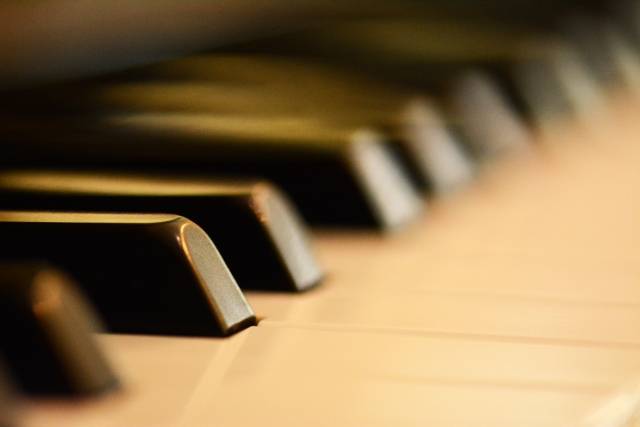 【ストリートピアノ】旧居留地・大丸前駅の改札外にあるピアノから一番近いデパートは？