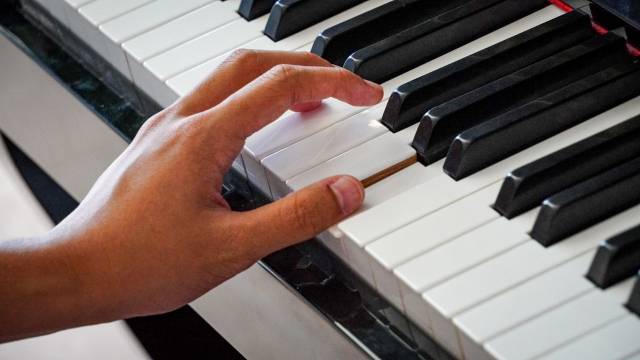 【ストリートピアノ】和田岬駅の改札内にあるピアノの下のシートの形は？